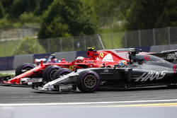 Romain Grosjean, Haas F1 Team VF-17, battles, Kimi Raikkonen, Ferrari SF70H