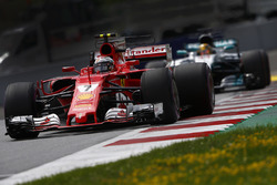 Kimi Raikkonen, Ferrari SF70H, Lewis Hamilton, Mercedes AMG F1 W08