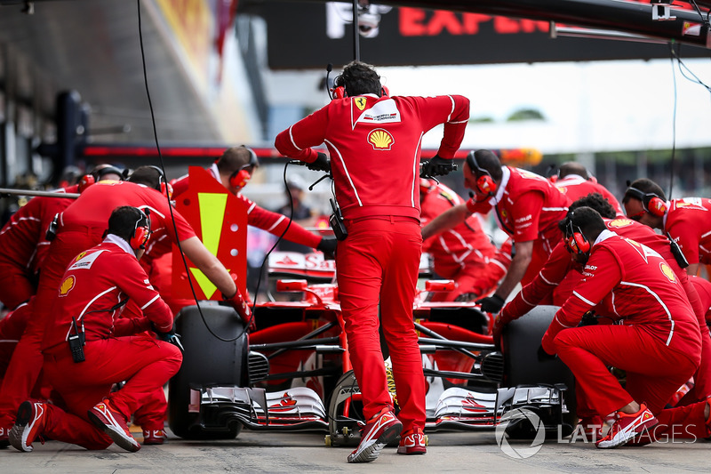 Sebastian Vettel, Ferrari SF70H fa un pitstop