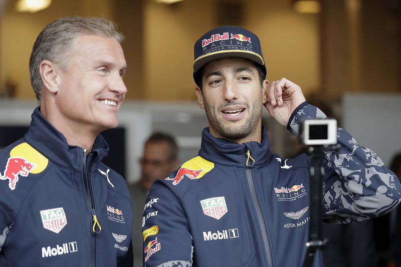 Ricciardo en Coulthard nemen een video op