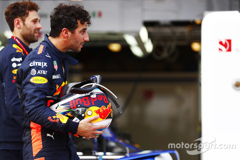 Daniel Ricciardo, Red Bull Racing, returns to the pit lane after an accident in qualifying