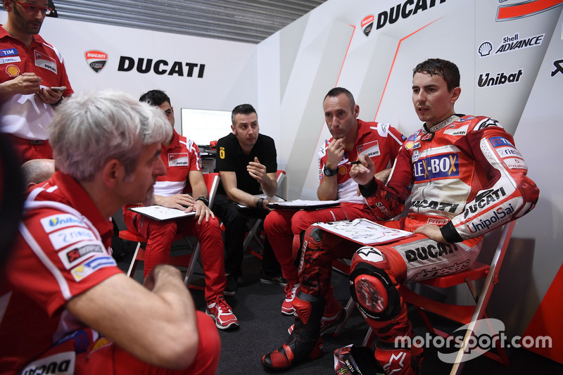 Diskusi serius antara Jorge Lorenzo dan Gigi Dall'Igna