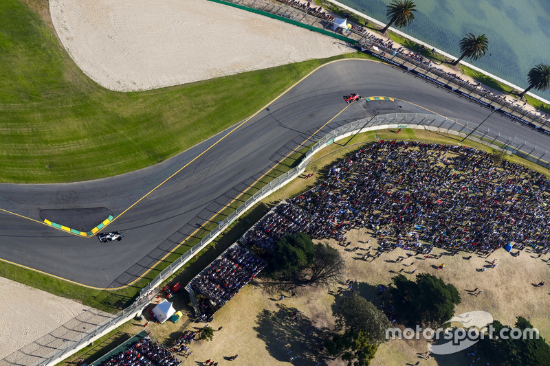 Lewis Hamilton, Mercedes AMG F1 W08, precede Sebastian Vettel, Ferrari SF70H