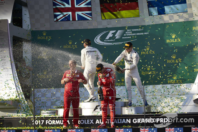 Sebastian Vettel, Ferrari, 1° classificato, Lewis Hamilton, Mercedes AMG, 2° classificato, Valtteri Bottas, Mercedes AMG, 3° classificato, e Luigi Fraboni, Head of Power Unit Race Operation, Ferrari, festeggiano con lo Champagne sul podio