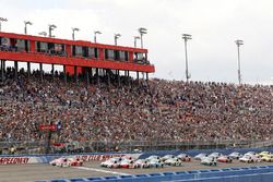 Start: Kyle Larson, Chip Ganassi Racing Chevrolet leads