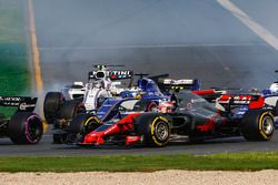 Kevin Magnussen, Haas F1 Team VF-17, Marcus Ericsson, Sauber C36, and Lance Stroll, Williams FW40, chase the pack at the start