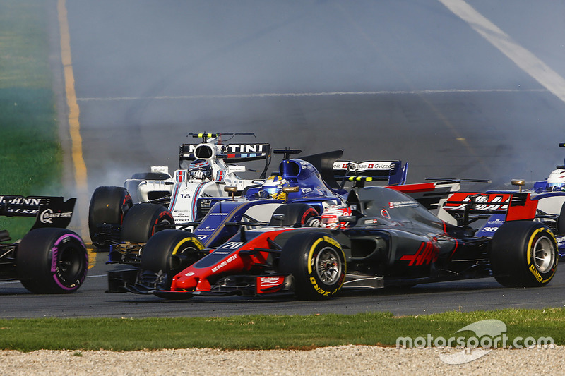 Kevin Magnussen, Haas F1 Team VF-17, Marcus Ericsson, Sauber C36, y Lance Stroll, Williams FW40,