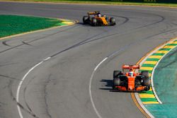 Fernando Alonso, McLaren MCL32, devant Nico Hulkenberg, Renault Sport F1 Team RS17