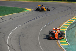Fernando Alonso, McLaren MCL32, leads Nico Hulkenberg, Renault Sport F1 Team RS17