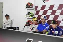 Loris Capirossi luistert naar de reacties van de rijders