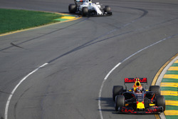 Max Verstappen, Red Bull Racing RB13, leads Felipe Massa, Williams FW40