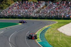 Ромен Грожан, Haas F1 VF-17, и Даниил Квят, Scuderia Toro Rosso STR12