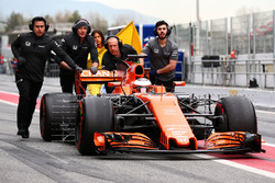 Stoffel Vandoorne, McLaren MCL32 pushed down the pit lane by mechanics