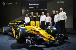 Bob Bell, directeur technique Renault Sport F1 Team; Nico Hulkenberg, Renault Sport F1 Team; Jolyon Palmer, Renault Sport F1 Team; Jérôme Stoll, président de Renault Sport F1; Alain Prost, conseiller spécial Renault Sport F1 Team; Thierry Koskas, vice-président des ventes et du marketing chez Renault; Cyril Abiteboul, directeur général Renault Sport F1 et la Renault Sport F1 Team R.S.17