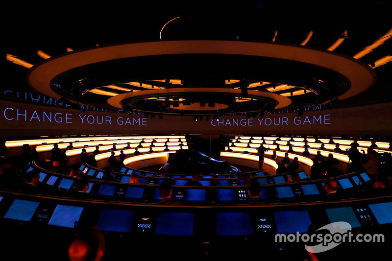 McLaren MCL32 под покрывалом