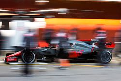 Kevin Magnussen, Haas F1 Team, pulls into his pit area