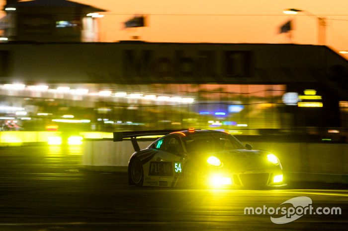 #54 CORE autosport Porsche 911 GT3R: Jon Bennett, Colin Braun, Nic Jönsson