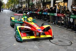 Lucas di Grassi, ABT Schaeffler Audi Sport, si esibisce lungo Marunouchi NakaDori Street