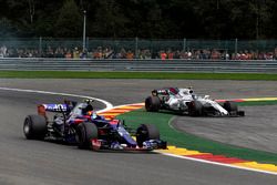 Lance Stroll, Williams FW40, Carlos Sainz Jr., Scuderia Toro Rosso STR12