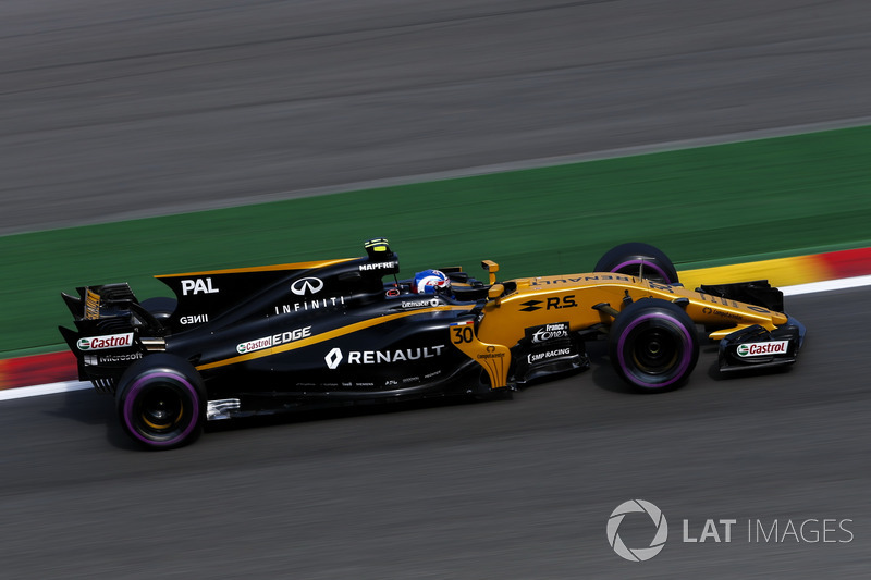 Jolyon Palmer complains about Fernando Alonso's aggressive move