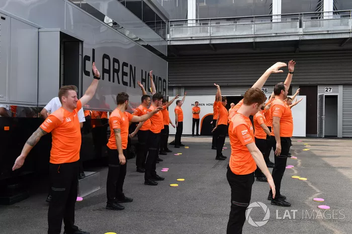  ¿Ejercicios de estiramiento en McLaren o coreografía? 