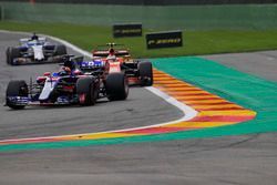 Даниил Квят, Scuderia Toro Rosso STR12, и Стоффель Вандорн, McLaren MCL32