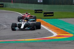 Lewis Hamilton, Mercedes AMG F1 W08, Sebastian Vettel, Ferrari SF70H