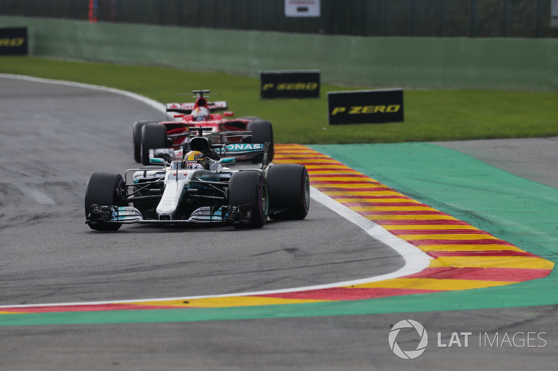 Lewis Hamilton, Mercedes AMG F1 W08, Sebastian Vettel, Ferrari SF70H