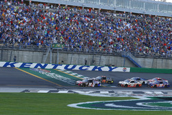 Martin Truex Jr., Furniture Row Racing Toyota, Kyle Busch, Joe Gibbs Racing Toyota green flag start