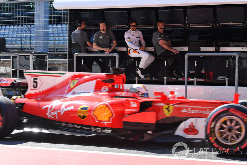 Mas quem poderia substituir Vettel? Alguns rumores apontam para a volta de Fernando Alonso, mas o espanhol nega que queira voltar para a F1. Ao mesmo tempo, a Ferrari nega qualquer mudança em sua dupla.