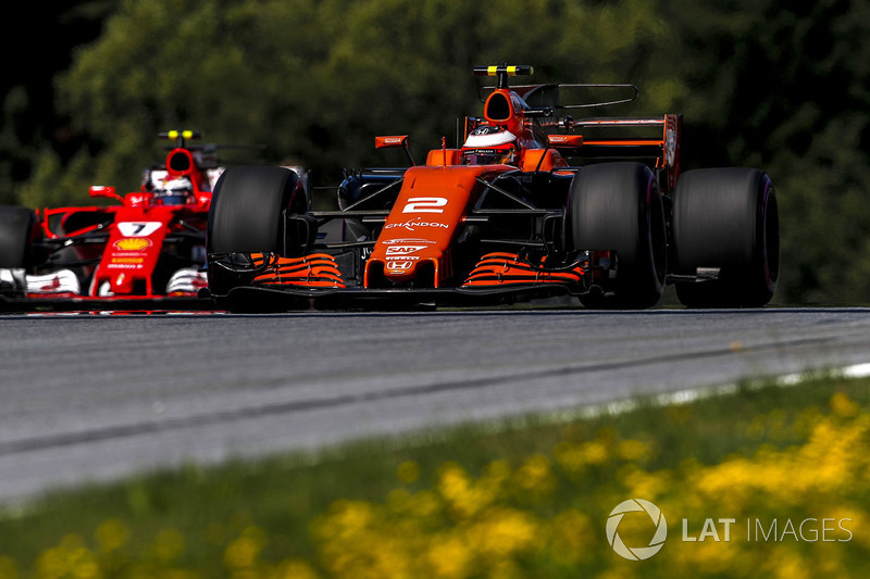 Stoffel Vandoorne, McLaren MCL32, Kimi Raikkonen, Ferrari SF70H