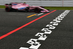 Esteban Ocon, Sahara Force India VJM10 sur la ligne d'arrivée
