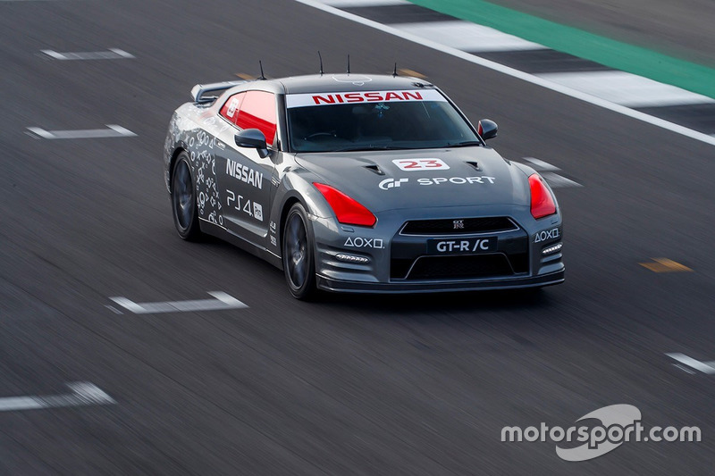 Nissan GT-R conducido con el control de PlayStation por Jann Mardenborough