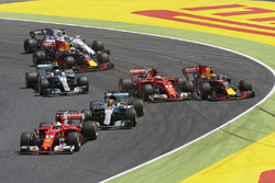 Sebastian Vettel, Ferrari SF70H, Lewis Hamilton, Mercedes AMG F1 W08, the rest of the field at the s