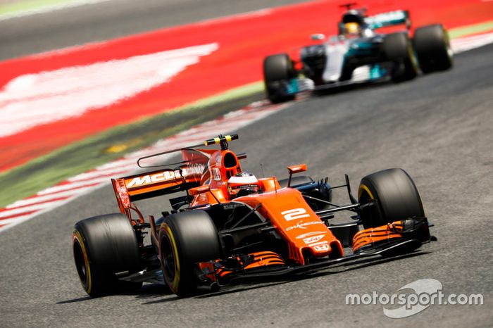 Stoffel Vandoorne, McLaren MCL32, Lewis Hamilton, Mercedes AMG F1 W08