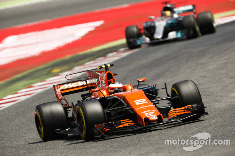 Stoffel Vandoorne, McLaren MCL32; Lewis Hamilton, Mercedes AMG F1 W08