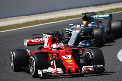 Sebastian Vettel, Ferrari SF70H, Lewis Hamilton, Mercedes AMG F1 W08
