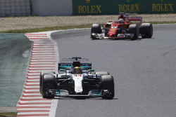 Lewis Hamilton, Mercedes AMG F1 W08, Sebastian Vettel, Ferrari SF70H