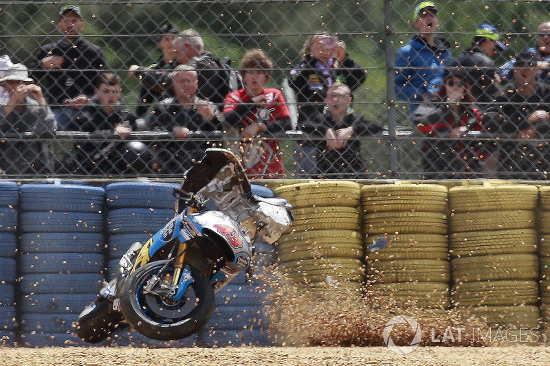 O australiano perdeu o controle da Honda na freada para a curva 2 e se chocou contra a barreira de pneus ainda em alta velocidade, sendo arremessado da moto.