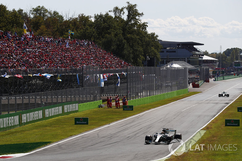 Logo na quarta volta, a ordem já estava reestabelecida: Hamilton liderava, com Valtteri Bottas em segundo. Esteban Ocon era o terceiro, mas não conseguia manter o ritmo.
