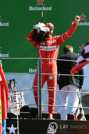 Sebastian Vettel, Ferrari, sur le podium avec une caméra TV