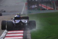 Antonio Giovinazzi, Sauber C36, runs wide