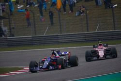 Daniil Kvyat, Scuderia Toro Rosso STR12 y Esteban Ocon, Force India VJM10