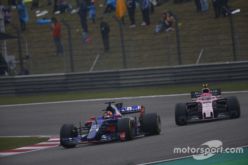 Daniil Kvyat, Scuderia Toro Rosso STR12, leads Esteban Ocon, Force India VJM10