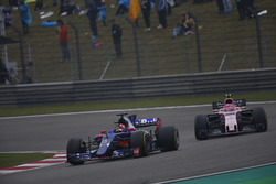Daniil Kvyat, Scuderia Toro Rosso STR12 y Esteban Ocon, Force India VJM10