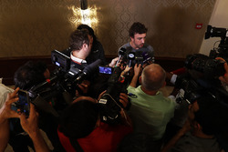 Fernando Alonso habla con los medios sobre la carrera en 2017 de las 500 millas de Indianápolis en u