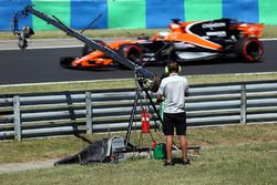 Un cameraman TV osserva Fernando Alonso, McLaren MCL32