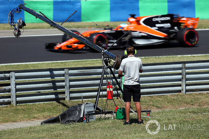 Camarógrafo de televisión observa a Fernando Alonso, McLaren MCL32