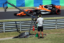 Camarógrafo de televisión observa a Fernando Alonso, McLaren MCL32