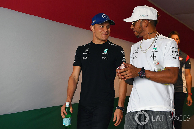 Валттері Боттас, Mercedes AMG F1 W08 та Льюіс Хемілтон, Mercedes AMG F1 W08